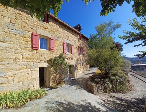 Exterior - Large family home with character in authentic Lozère village (Grèzes)