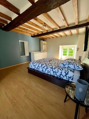 4 bedrooms, WiFi, bed sheets