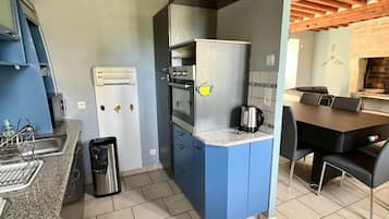 Frigorífico, microondas, horno y cafetera o tetera