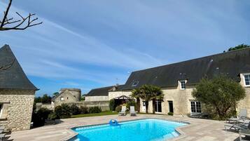 Lämmitetty uima-allas