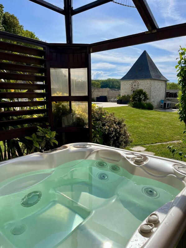 Bañera de hidromasaje al aire libre