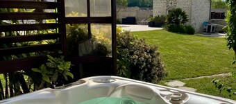 La Glycine, with pool access and jacuzzi