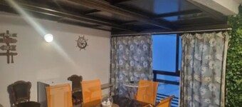 5-room, 3-bedroom apartment, 8 minutes' walk from the beach.