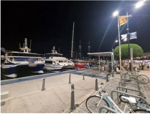 5-room, 3-bedroom apartment, 8 minutes' walk from the beach.