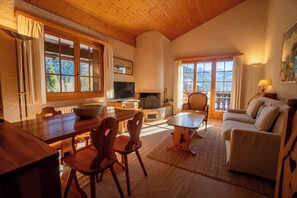 TV, fireplace - Aigle Royal is located right next to the Place de la Barboleuse, its shops and restaurants and not f (Gryon)