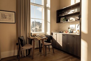 Signature-Studio | Hochwertige Bettwaren, Zimmersafe, individuell dekoriert