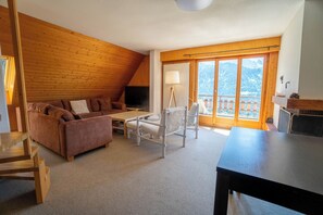 TV, fireplace - The flat is located above the village of Gryon, in Les Verneys Soleil, 2 km from the Fracherets ski (Gryon)