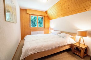 4 bedrooms, internet, bed sheets