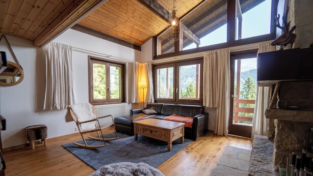 A cozy living room with wooden floors, a rocking chair, a sofa, and a fireplace. - Charming apartment located in Les Arsets approx. 1 km from the start of the Fracherets ski lift link (Gryon)