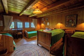 4 bedrooms, iron/ironing board, internet, bed sheets
