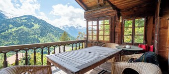 This beautiful chalet built in 1872 is located in the heart of the pretty village of Gryon. Gryon tr