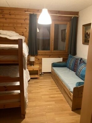 1 habitación, acceso a internet y ropa de cama