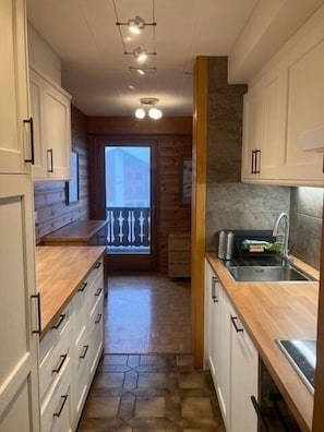 Microondas, horno, parrilla de estufa y lavavajillas 