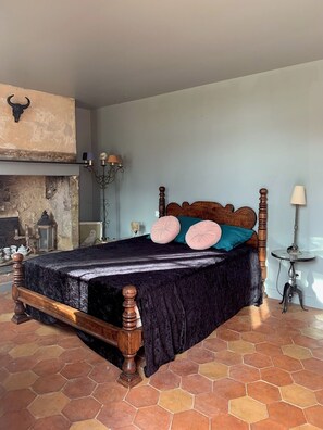 4 bedrooms, iron/ironing board, travel cot, free WiFi - 4-bedroom house in charming Pomport with WiFi, AC. Book your stay now (POMPORT)