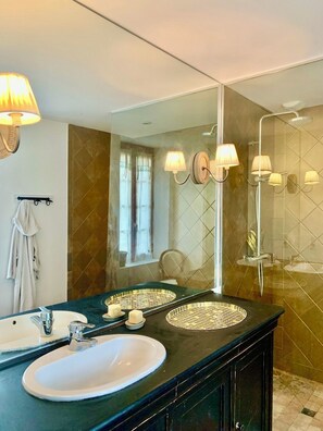 Een douche, een haardroger, handdoeken, zeep