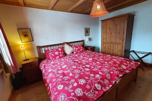 3 bedrooms, bed sheets
