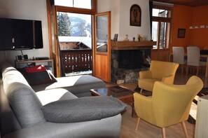 Fernseher, Kamin, DVD-Player