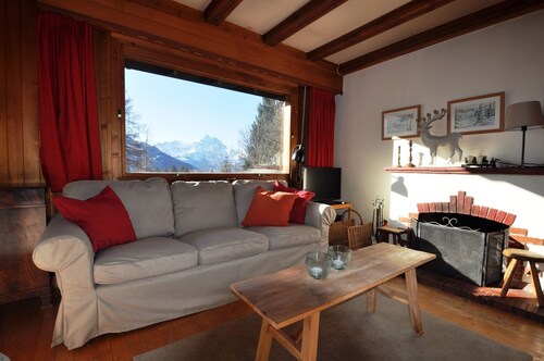 The chalet is located 150m from the start of the Barboleuse gondola, linking the Villars-Gryon-Les D