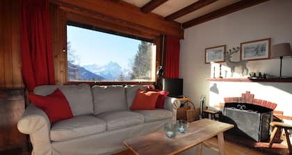 The chalet is located 150m from the start of the Barboleuse gondola, linking the Villars-Gryon-Les D