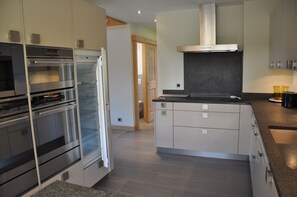 Microondas, horno, placa de cocina y lavavajillas