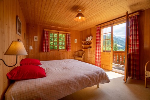 Pretty chalet located on a large plot of land close to the Place de la Barboleuse, its shops and res