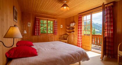 Pretty chalet located on a large plot of land close to the Place de la Barboleuse, its shops and res