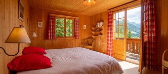 Pretty chalet located on a large plot of land close to the Place de la Barboleuse, its shops and res
