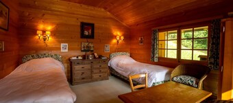 Pretty chalet located on a large plot of land close to the Place de la Barboleuse, its shops and res