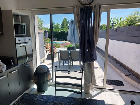 Dining - CHARMING LITTLE CORNER (Seyresse)