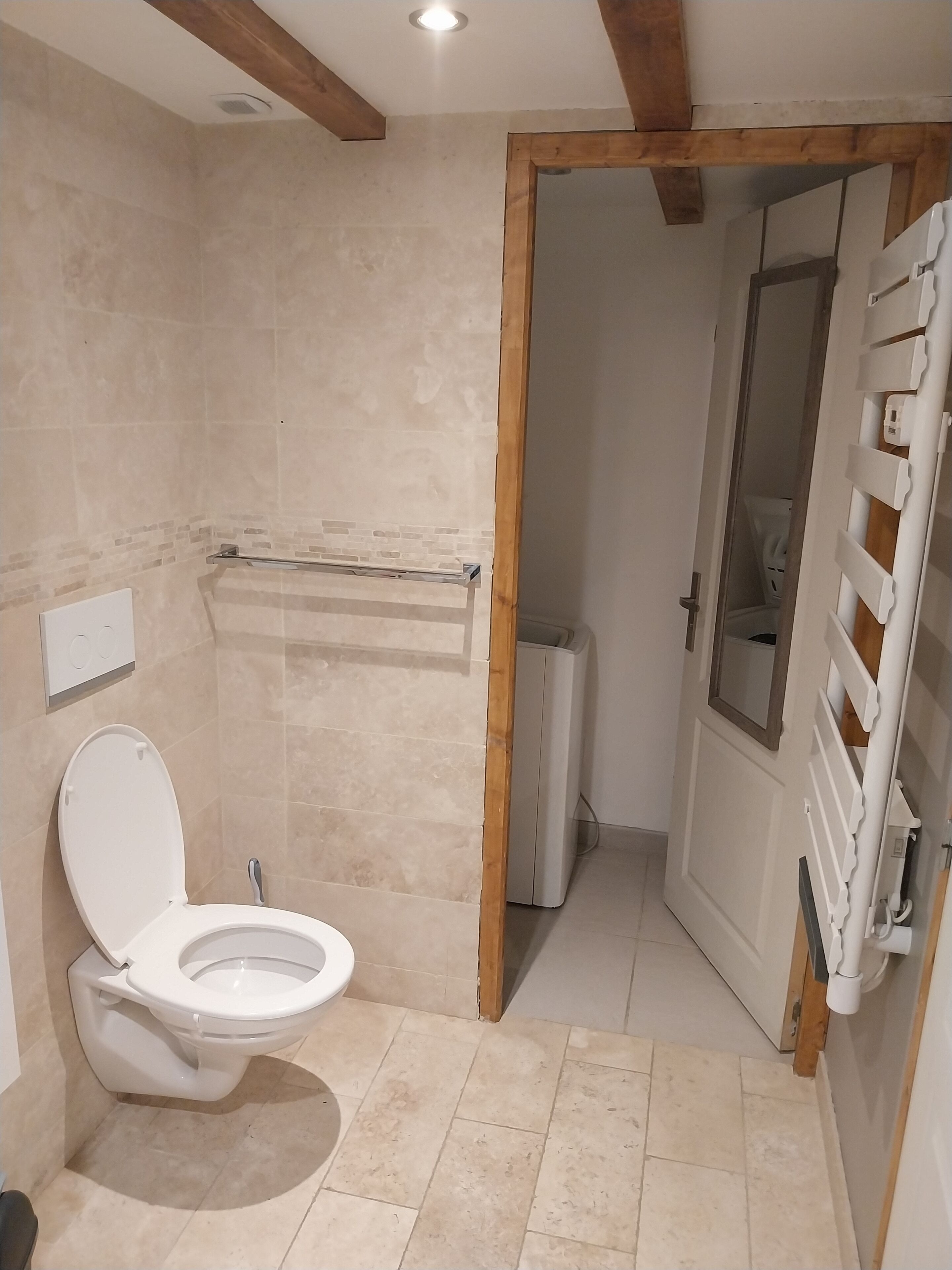 Chuveiro, secador de cabelo, toalhas de banho, papel higiênico