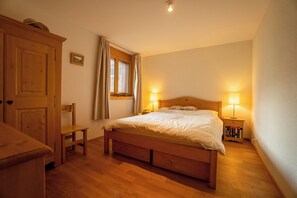 1 bedroom, iron/ironing board, internet, bed sheets