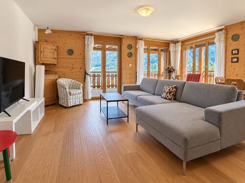 The apartment is located 150m from the Place de la Barboleuse in Gryon, close to all amenities, the