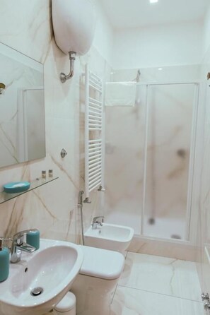 Een douche, een haardroger, handdoeken, zeep