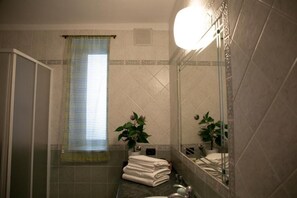 Comfort Triple Room | Bathroom - Relais CuoreNapoletano (Naples)
