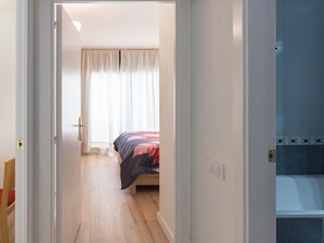 2 bedrooms, iron/ironing board, Internet, bed sheets