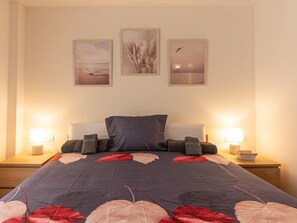 2 slaapkamers, een strijkplank/strijkijzer, internet, beddengoed