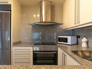 Een koelkast, een microgolfoven, een oven
