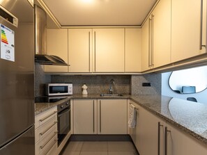 Fridge, microwave, oven, coffee/tea maker