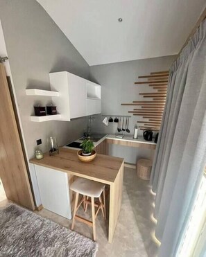 Kühlschrank, Herdplatte, Wasserkocher mit Kaffee-/Teezubehör