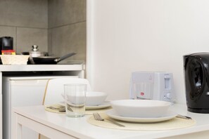 Fridge, microwave, stovetop, coffee/tea maker - Luxury II - Ferga Suites (Madrid)