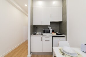 Fridge, microwave, stovetop, coffee/tea maker - Luxury II - Ferga Suites (Madrid)