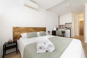 Tabla de planchar con plancha, wifi gratis, ropa de cama