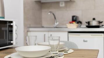 Een koelkast, een magnetron, een kookplaat