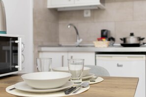 Kylskåp, mikrovågsugn, spishäll och kaffe- och tebryggare