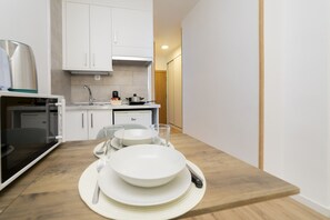 Frigorífico, microondas, placa de cocina y cafetera o tetera