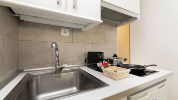 Kylskåp, mikrovågsugn, spishäll och kaffe- och tebryggare