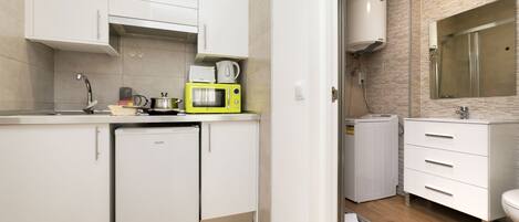 Fridge, microwave, stovetop, coffee/tea maker