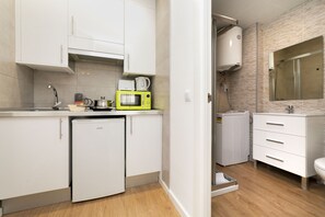Fridge, microwave, stovetop, coffee/tea maker - Luxury V - Ferga Suites (Madrid)