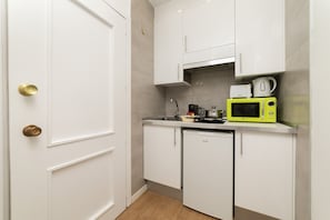 Fridge, microwave, coffee/tea maker, electric kettle