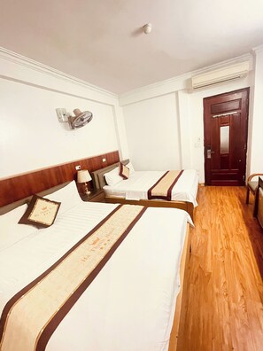 Neljän hengen perhehuone | Select Comfort -patjalliset sängyt, ilmaiset minibaarituotteet, työpöytä